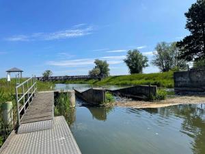 un ponte sopra un fiume vicino a un campo di zz_Lokschuppen Pasewalk-Erlebnisübernachtung im Schlafwagen a Pasewalk Altre 50 foto