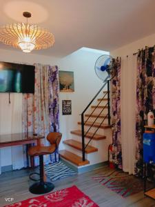 ein Wohnzimmer mit einer Treppe und einem Stuhl in der Unterkunft San Pablo laguna staycation in San Pablo City