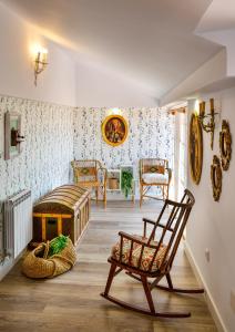 Casa ENTREPIEDRAS في Villalís: غرفة فيها سرير أطفال وكراسي