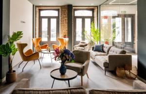 圣地亚哥－德孔波斯特拉Coliving Compostela的带沙发和椅子的客厅