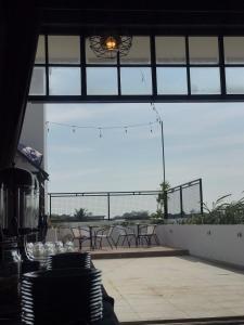 widok na patio ze stołami i krzesłami w obiekcie Dawala Hotel w mieście Sudiang
