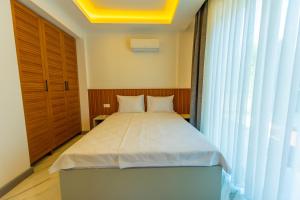 Un dormitorio con una cama y una ventana grande. en Vira Villas Premium, en Göcek 29 fotos más