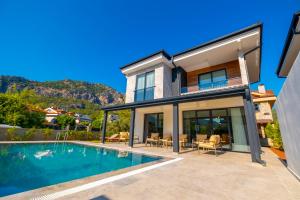 une maison avec une piscine et une maison dans l'établissement Vira Villas Premium, à Göcek