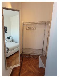 A bed or beds in a room at La Milanese, Appartamento Moderno con Balcone - Metro Isola a 2 min