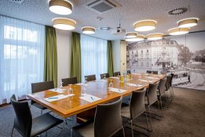 a large conference room with a long table and chairs at IMLAUER HOTEL PITTER Salzburg in Salzburg