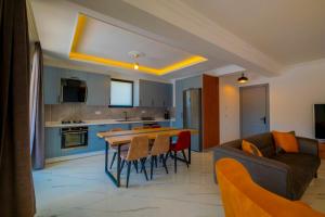 Il comprend une cuisine et un salon avec une table et un canapé. dans l'établissement Vira Villas Premium, à Göcek