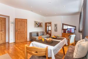 sala de estar con mesa y sofá en Apartment Landhaus Buchner, en Zell am See