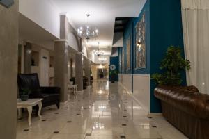 um corredor com sofás e cadeiras num átrio em White Rock Castle Suite Hotel & SPA em Balchik