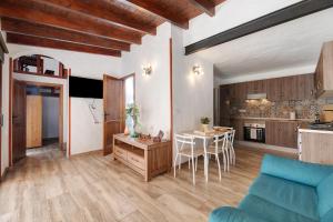 kuchnia i salon z niebieską kanapą w obiekcie Casita Ana w mieście El Paso +12 zdjęć