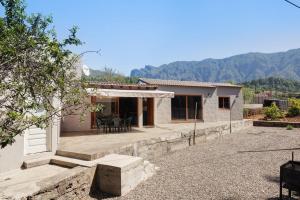 a house with a view of the mountains at Casita Ana in El Paso
