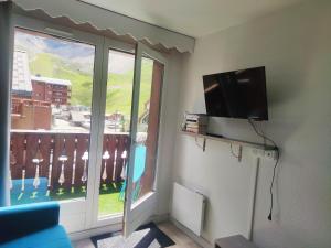 Televízia a/alebo spoločenská miestnosť v ubytovaní CHALET CLUB VAL CLARET 1 46 + 14 fotografií