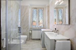 uma casa de banho com um lavatório, um WC e um chuveiro em Casa Global Atlantica em Nova Milanese