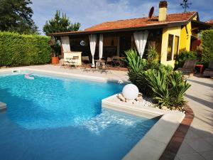 The swimming pool at or close to Casa di Campagna B&B La Corte Ferrara