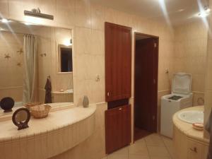 a bathroom with a sink and a toilet and a mirror at Apartament Bilard nad Bałtykiem in Gdynia