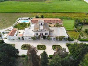 una vista aerea di una grande tenuta con una casa di Masseria Villa Gioia a Corato