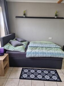 a bed with two pillows on it in a room at Ferienwohnung beim Nationalpark Eifel in Nideggen