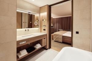 Postel nebo postele na pokoji v ubytování Van der Valk Hotel Sneek