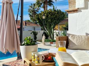 Una mesa con un libro abierto y una bebida y un libro. en Villa Las Niñas Costa del Sol, en Mijas 34 fotos más