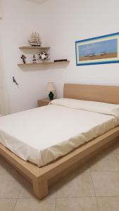 um quarto com duas camas num quarto em Appartamenti Rosa Virginia by Salentoville Gallipoli em Gallipoli