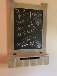 una pizarra con escritura en una pared en Chambre d'Hôtes du Domaine de la Haute Poignandiere, en Saint-Germain-de-la-Coudre