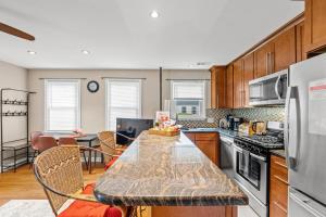 a kitchen with a table and chairs in it at 2 Bed Townhouse: Minutes from DCA-National Airport in Alexandria