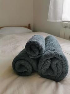Jasenak的住宿－Kuća za odmor - Agatha - Bjelolasica，床上的一大堆毛巾
