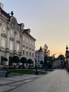 duży budynek z zegarami na boku w obiekcie Z MIŁOŚCI DO GÓR Noclegi w Piechowicach