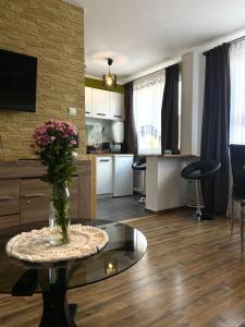 salon z wazą kwiatów na stole w obiekcie Z MIŁOŚCI DO GÓR Noclegi w Piechowicach