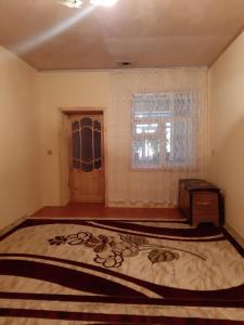 een lege kamer met een bed en een raam bij Mountain house in Xınalıq