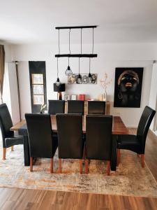 Jasenak的住宿－Kuća za odmor - Agatha - Bjelolasica，用餐室配有木桌和黑椅子