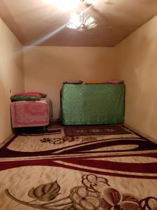drie koffers op de vloer van een kamer bij Mountain house in Xınalıq