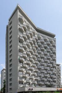 ein großes Gebäude mit Balkon auf der Seite in der Unterkunft P&O Apartments Górnośląska - Powiśle in Warschau