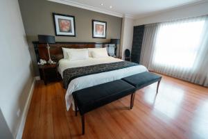 a bedroom with a large bed and a window at Amérian Executive Córdoba Hotel in Córdoba