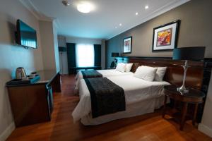 a hotel room with a bed and a television at Amérian Executive Córdoba Hotel in Córdoba