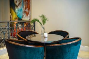 a table and chairs with a plant on top of it at Amérian Executive Córdoba Hotel in Córdoba