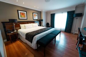 a hotel room with a bed and a window at Amérian Executive Córdoba Hotel in Córdoba