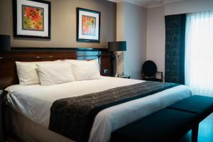 a hotel room with a large bed and a window at Amérian Executive Córdoba Hotel in Córdoba