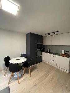 a kitchen with a table and chairs in a room at Modern & Compact 1BD Flat - Caledonian Road in London