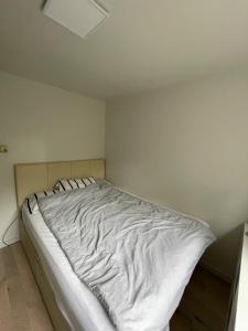 a bedroom with a large bed in the corner at Modern & Compact 1BD Flat - Caledonian Road in London