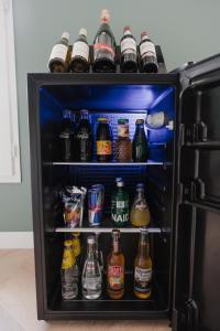 um frigorífico cheio de garrafas de cerveja em Luxury Place in Disney® em Bailly-Romainvilliers