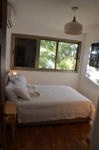 een slaapkamer met een groot bed en een raam bij וילה פינתית עם נוף פאנורמי לכנרת in Nof Kinneret