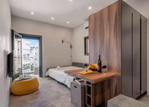 Stylish Studio Apt w Balcony 3-min From the Beach with Shelter