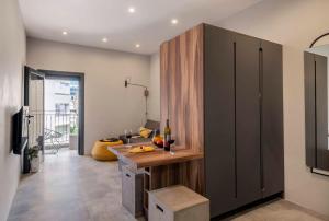 Stylish Studio Apt w Balcony 3-min From the Beach with Shelter