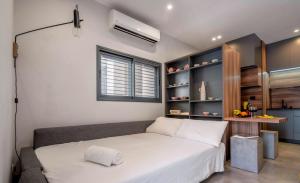 Stylish Studio Apt w Balcony 3-min From the Beach with Shelter