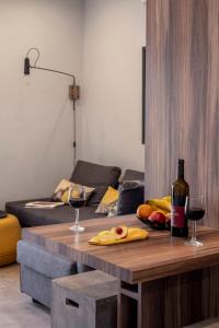 Stylish Studio Apt w Balcony 3-min From the Beach with Shelter