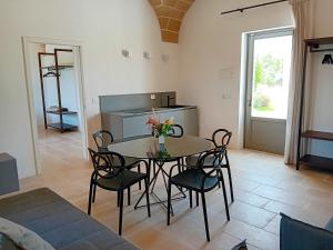 eine Küche und ein Esszimmer mit einem Tisch und Stühlen in der Unterkunft Torre Assunta Masseria in Gallipoli