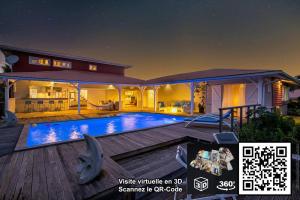 una casa con piscina di notte di Luxueuse Villa Katleya, vue mer a Le Vauclin