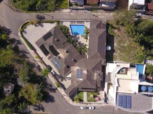 uma vista superior de uma casa com piscina em Hotel Nova Guarapari em Guarapari