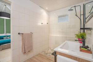 Bagno di Luxueuse Villa Katleya, vue mer