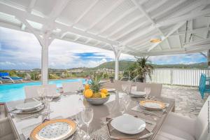 Piscina di Luxueuse Villa Katleya, vue mer o nelle vicinanze